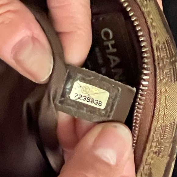 CHANEL Travel Ligne Wristlet - Picture 4 of 4